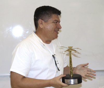 Recibe profesor universitario Premio “Palmera de oro”, de la AMDETUR
