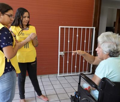 Visitan voluntarios universitarios casas hogares para adultos mayores