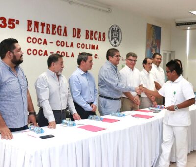 Entregan UdeC y Embotelladora Colima 200 becas a estudiantes