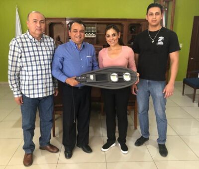 Little Caesars Colima entrega lámparas Led al ayuntamiento de Villa de Álvarez