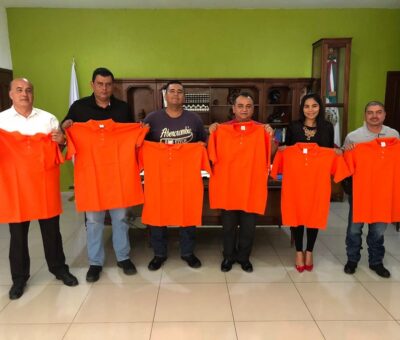 Felipe Cruz entrega playeras a quienes auxiliarán a turistas en rutas turísticas