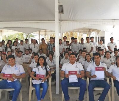 Entrega de becas “Benito Juárez” a los alumnos de los bachilleratos 14, 27 y 28