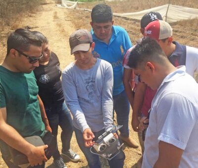 Imparten a estudiantes de Tecomán taller sobre uso forestal y agronómico de drones