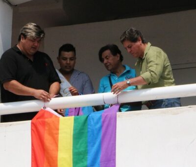 Colocan banderas gay en el palacio municipal