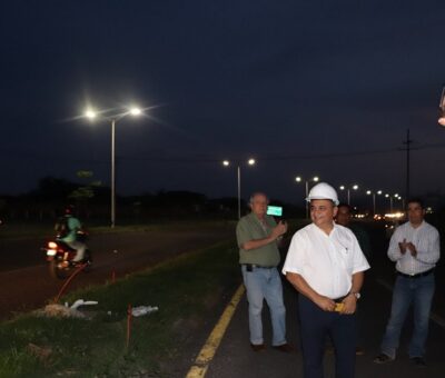 Felipe Cruz Pone Pone en Marcha Alumbrado en el Arco Poniente, de Hospital Materno Infantil a Crucero a Minatitlán