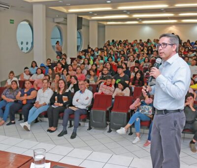 Exponen profesores sus proyectos de investigación en trabajo social