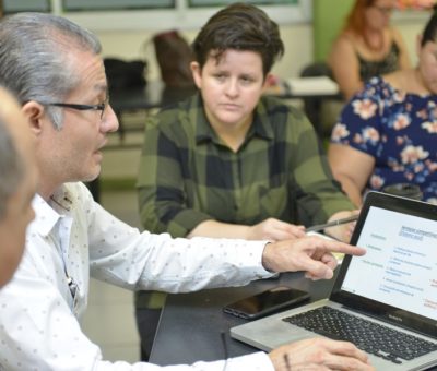 Practican docentes lo aprendido en un taller de emprendimiento social