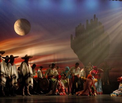 Festejan a mamás con bailes y canto, grupos artísticos de la UdeC