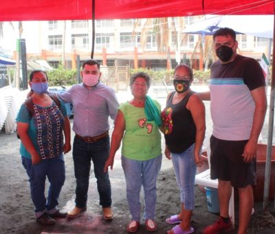 Apoya Salvador Bueno a comerciantes de Cuyutlán afectados por incendio en días pasados