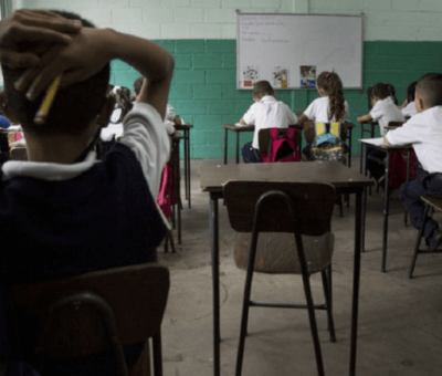 Alumnos de primaria en San Miguel se quedan sin cobrar becas, padres acusan a profesor
