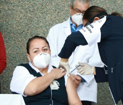 Inicia vacunación contra Covid-19 a personal de salud en Colima 