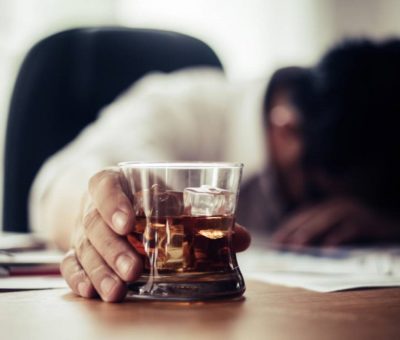 Consumo de alcohol no disminuye el riesgo de contagio por Covid-19