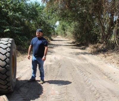Rehabilita Salvador Bueno 15 kilómetros de camino saca cosecha en Cuyutlán