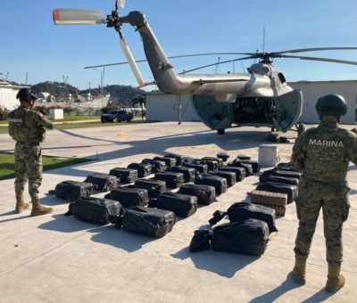 Asegura la SEMAR 611 paquetes de cocaína en embarcación en Boca de Apiza, Michoacán