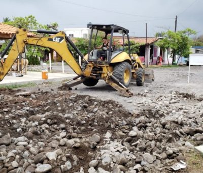 Arranca Ayuntamiento obras de empedrado en Cuyutlán