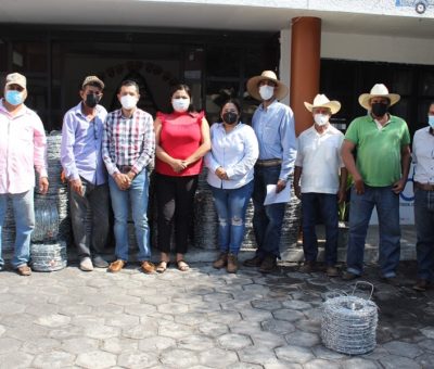 Gaby Mejía entrega de quintales de alambre en Cuauhtémoc