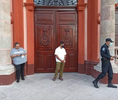 Gobernadora de Colima cierra las puertas a periodistas «por llegar tarde» a rueda de prensa