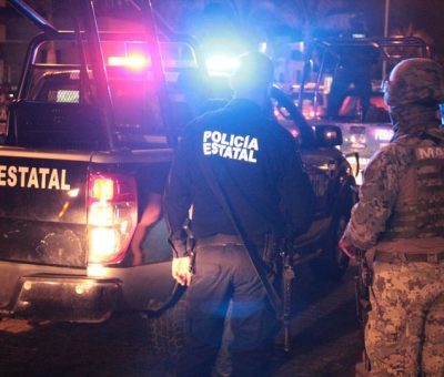 Policías estatales y de MARINA, amenazan y humillan a reportero en Colima mientras cenaba