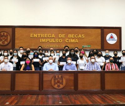 Grupo CIMA entrega 30 becas a estudiantes de la UdeC