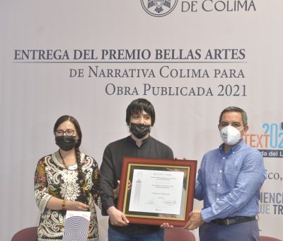 Entregan Premio Narrativa Colima 2021 a Antonio Vásquez por su libro Señales distantes