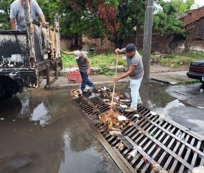 Ayuntamiento de Colima desazolva y bachea para prevenir accidentes por lluvias