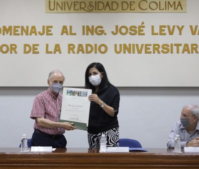 Rinden homenaje al fundador de Radio Universidad