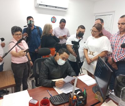 Regidora Laura Montes entrega a Contraloría pruebas y nombres de los aviadores del Ayuntamiento