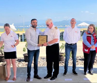 Ayuntamiento recibe a tripulación  y entrega placa para el Crucero “Ocean Victory”