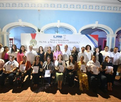 Ayuntamiento de Colima entrega presea Jorge Castell a 10 destacados docentes