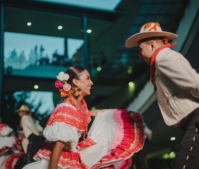 Emociona Ballet Folklórico de la Universidad en Plaza Sendera