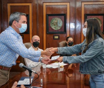 Entregan Becas Santander Estudios a cuatro alumnas de la UdeC