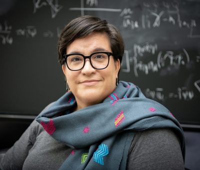 Por su desempeño, destaca en el Instituto Perimeter de Canadá científica universitaria