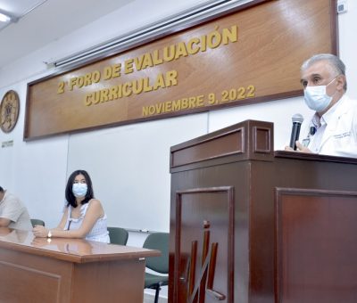 Revisan pertinencia del programa de Médico Cirujano Partero, en foro