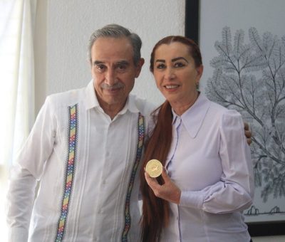 Comité Colima 500 Años entrega a Tey  Gutiérrez medallas conmemorativas