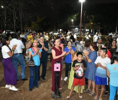 Entrega Tey alumbrado en jardín de Los Almendros; 29 años estuvo en penumbras