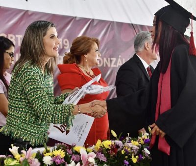 “Luchen por sus sueños y no se detengan”: Margarita Moreno a graduados del CBTIS 19 al ser su madrina de generación.