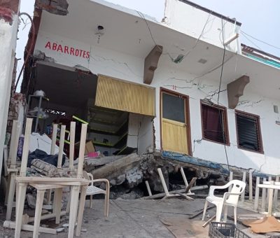 Marejadas derriban hotel en la playa Tecuanillo