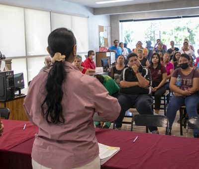 Griselda Martínez entrega ayudas sociales a familias