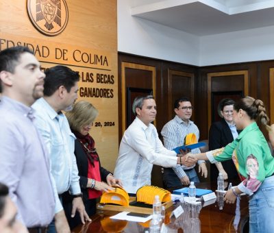 Entregan becas parciales a ganadores del RetoCamp Colima