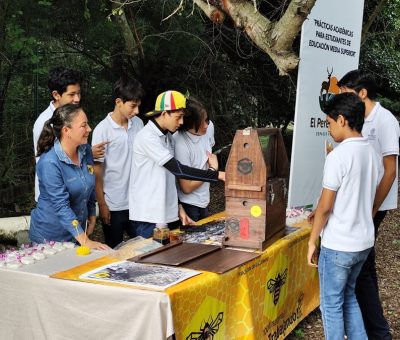 Jóvenes bachilleres aprenden sobre la importancia de las abejas