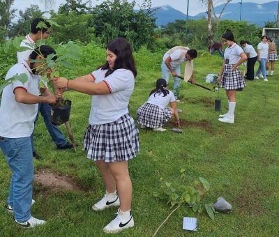 Bachillerato 25 siembra oxígeno para el futuro