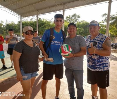 Premian a ganadores del Torneo Relampago de Voleibol en la colonia L. Moreno