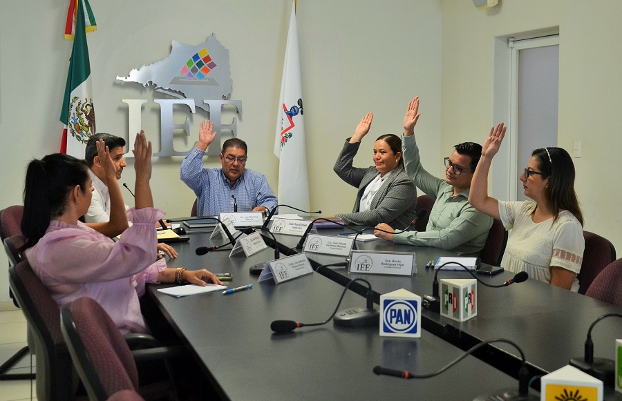 A seis días de tomar protesta, el IEE entrega constancia de regidor a Efrén Pacheco «La «Pupi», en Manzanillo