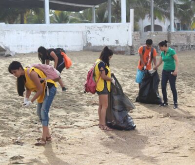 Realizan estudiantes limpieza de playas en Manzanillo