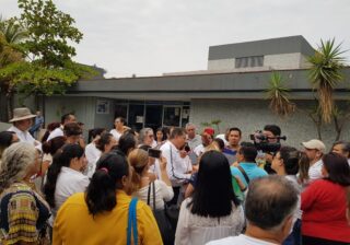 Se manifiestan empleados del ISSSTE por despidos injustificados