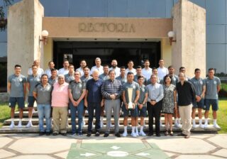 Recibe rector al equipo Loros, campeón de la Liga Premier