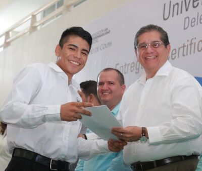 En Manzanillo, comienza rector entrega de certificados a bachilleres