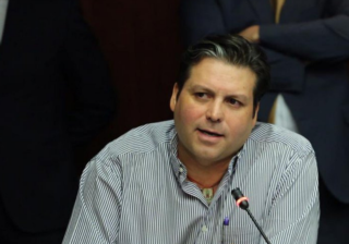 Senador pide cambiar ley para tomar “unas cervecitas” en la oficina