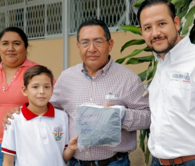 Entrega Coordinador de Comunicación Social uniformes gratuitos en escuelas del municipio de Colima