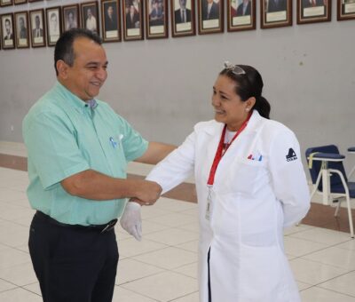 Felipe Cruz acude a muestreo para donar sangre; Villa de Álvarez, primer municipio en hacerlo